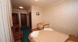 Гостиница Guest House Svetoch Феодосия Трехместный номер с собственной ванной комнатой-11